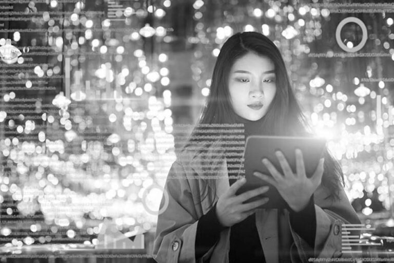 PR-Guidewire-Insurtech-Vanguar-Featured-Image_1200x628 Innovation concept; woman staring at tablet